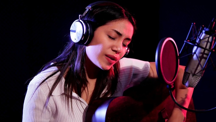 316227Translation bilingual English and Spanish if need assistance with voice over or anything else let me know :)